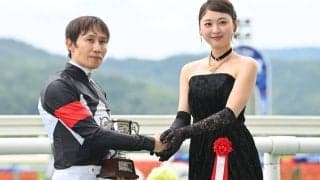 「可愛すぎてメロメロです」25歳女優が“肩出し”黒ドレスで競馬場に出現…「お美しいです」「絶世美女が福島降臨！」