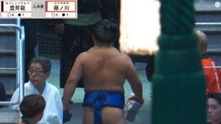 藤ノ川、花道奥で…カメラが捉えた“付け人も誇らしげ”な一コマに反響「付け人嬉しそう」「そりゃそうなるわ」 連日の横綱撃破＆大量の懸賞束に