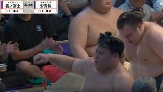 全勝・安青錦に土…驚異の大逆転劇に「あの体勢から」「右手一本かよ」驚きの声 負けた安青錦も呆然