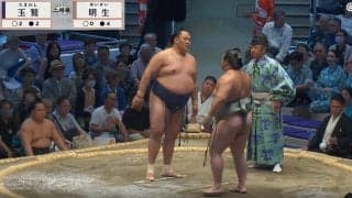 鉄人・玉鷲が「怒ってる」相手力士を手で突き返す 史上9人目通算900勝も立ち合い不成立でまさか…館内ピリつく