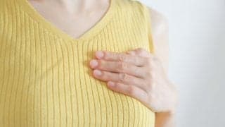 【医師に相談】乳房の痛みの原因とは