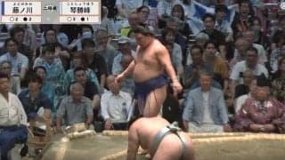 21歳小兵力士に衝撃「まるで空気投げ」 関脇を“ほぼ触れず”に撃破…衝撃の秒殺劇に実況驚き、館内は呆然