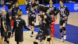 バレー男子　日本が０－２から大逆転勝ちで無傷の１０連勝！途中出場の宮浦、大塚らが躍動　カナダとのフルセット激闘制す　１次Ｌ１位通過王手　１８得点の大塚「誰ひとり諦めることなく戦った」