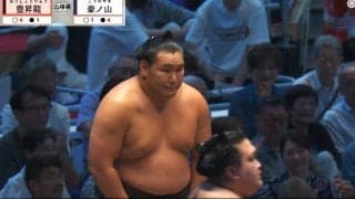 「懸賞金が少年ジャンプ」結びの一番直後に驚きの光景 今場所を象徴する一コマに「ジャンプより厚い」ファン興奮