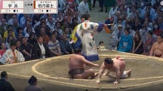 大相撲七月場所、熱戦最中“ひと際目立つ行司の姿”に熱視線「なかなか見ない」「いいデザインしてる」軍配にも注目