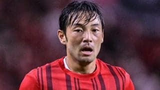 ｢ヘビと遊んでる｣｢蛇使いに？｣浦和退団で去就注目の元日本代表MF中島翔哉が“神の使い”の白蛇との満面スマイルのツーショット公開！｢小3の夏休みみたいで可愛い｣
