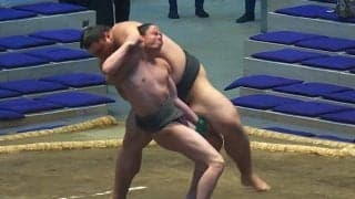 「柔道家やないか」「ダンスやで」体重76キロ力士、160キロの巨漢を“片足ケンケン”で大逆転白星 “斬新”な攻めに何度もどよめき