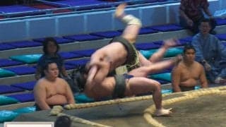「プロレス技やん」小兵力士、珍しい“驚愕”の投げで物言い協議は3分超の“長考”「なんだなんだ」ファンも困惑