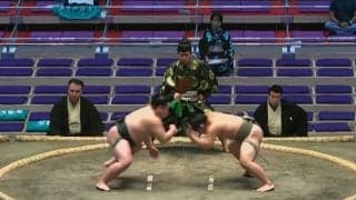 「ドスっ！」力士の“まわし蹴り”が行司を直撃するハプニング “鋭すぎる技”が生んだ珍事 腹部を押さえる仕草に「大丈夫？」