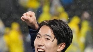 佐藤龍之介がバレンシアで一発芸を披露し、仲間から拍手を浴びる「彼を愛してください」