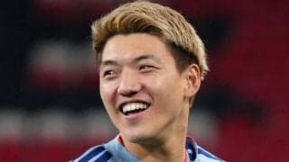 ｢パパの表情、素敵｣堂安律、第1子を抱っこする完全オフのメガネ姿が沸騰！“夫婦で愛用バーキン”からはみ出していたのは…