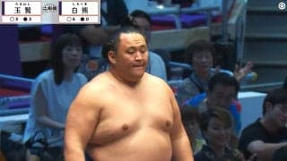 「41歳でこれやる？」玉鷲、全勝の白熊を“一撃”で戦闘不能状態に… 激しすぎる攻めに「容赦ない」「圧倒的」ファン驚嘆