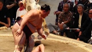 朝乃山が御嶽海との「大関経験者対決」を制す「投げられそうになった。危なかったです」