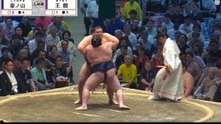 「すごい席ですね」大相撲、著名人が“特等席”で…「今日は一段と若々しく美しい」素敵な“孝行”にファン感嘆
