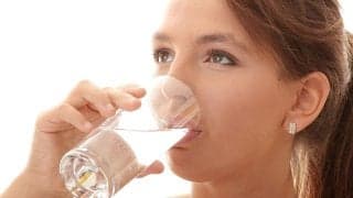 顔がパンパン！飲み会翌日のむくみを撃退する方法４つ
