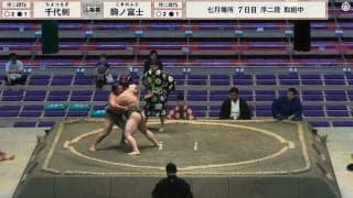 「初めて見た」土俵上に“ポツン”と忘れ物の珍光景 呼出が迅速対応