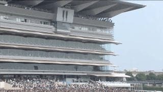 「髪切ってる！」Aぇ! groupの佐野晶哉が競馬場に再び降臨！ 全力で手を振る＆“深すぎる”お辞儀で観客にさわやか対応