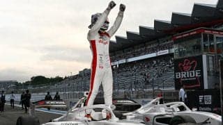 【スーパーフォーミュラ】三笠宮家の瑶子さまが王者太田格之進に女王杯授与、サムアップポーズも