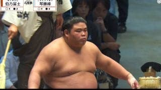 「これはガッカリ」「客に失礼」伯乃富士の立ち合いに館内騒然…怒号、憤りの声も「首の後ろに一発入った。琴勝峰がちょっとフラフラと…」元若乃花も困惑