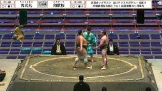 「めっちゃ怒るやん」行司“激おこ”の立ち合い 絶妙なタイミングの立ち合い“待った”での一コマ