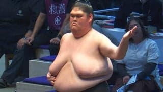 胸のお肉を“ムギュっ”と… “ほっそり美脚”の巨漢力士、土俵際での攻防にひやり 相手力士咄嗟の行動に「やさしいね」「胸のお肉をw」