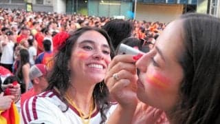 興奮やまぬスペイン、寒空で意気消沈のアルゼンチン　W杯決勝の明暗