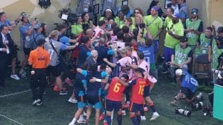 「子供も見てるから…」W杯優勝弾の“コーナーフラッグ蹴り飛ばし”が波紋！カメラマンも身を引く激しさに「警告では？」「壊すな」【W杯】