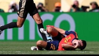 「交通事故だろ」「吹っ飛んでるやん」19歳スペイン代表DF、危険タックル受けて空中大回転「まじで危ない」激しすぎる接触に心配の声