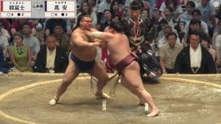 夏の大相撲 幕内力士対決で犬神家“W逆さ足”が出現？ まさかの珍光景にファン熱視線「Wスケキヨ」