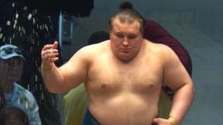 「めっちゃ腫れてる」横綱・大の里“撃破”も安青錦の足が…カメラが捉えた左足の腫れに心配の声相次ぐ