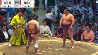 「美人さんがいる」溜まり席に“個性的”な出で立ちで話題 「尊富士と紫コラボ」「姿勢もキレイ」ファン熱視線