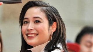 ｢カッコええ八咫烏背負ってる｣W杯決勝直前に女優・広瀬アリスが日本代表の特別仕様｢白｣ユニフォーム姿公開！｢え、何この八咫烏と日の丸プリント…めちゃいい…｣