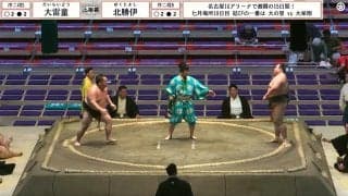 「なんかおかしいぞ」力士に異変 フラフラと後ずさり“あわや”土俵下に転落 対戦力士が二度も駆け寄る異常事態 呼出や若者頭も…