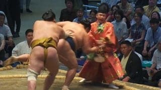 「これは衝撃映像」鉄人・玉鷲、行司を“なぎ倒し”土俵下へ落下「めっちゃ飛んだな」「大被弾」館内騒然