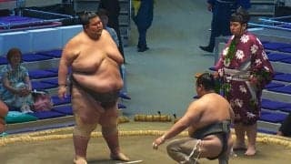 252キロの超巨漢を“片手“で投げた！ 衝撃の”秒“決着「なんじゃそりゃ」「すごい片手で」驚嘆の声相次ぐ