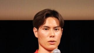 【バレー】抱き締めたり、見つめ合ったり…高橋藍が愛犬ヨグと癒やしタイム