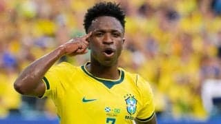 ブラジル代表ビニシウスがあごの整形手術　破局した恋人と復縁披露の場でお披露目