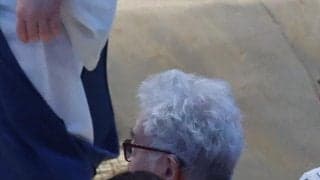 「猛暑日でも元気ハツラツ」熱戦名古屋場所に９４歳の大物芸能人が姿　赤シャツ姿で中継映り込み騒然「お元気そうな姿をみれて何より」