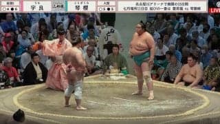 審判の後ろにひょっこり…94歳大物芸能人にネット騒然 酷暑の中でも“元気ハツラツな姿”に「師匠来てますね！」「親方の真後ろ」