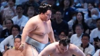 安青錦が２敗に後退、４人が並ぶ混戦…13日目は霧島と直接対決　負傷の左足は引きずったまま