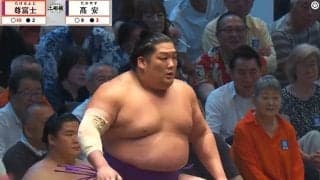 「高安おこ」「高安の夢が…」尊富士が立ち合いで…高安が土俵下で見せた“表情”が印象的 ファン落胆 「立ち合い当たってから見たかった」天鎧鵬も困惑