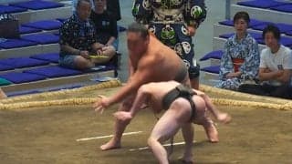 「ビンタも関係ねぇ」細マッチョ力士、巨漢の張り手を“避けまくる”衝撃光景 驚異の身体能力で形勢逆転の押し出し 館内喝采