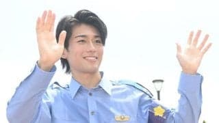 中村敬斗　今度は警官制服の黒ジャケ広報官姿で敬礼「ビジュ爆発♥」「息止まりそう♥」「なんですかこのバチイケな警察官は」「倒れそう」