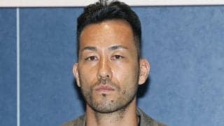 これはハーフパンツのお手本コーデ！吉田麻也会場入り　ベージュ系でまとめた上品＆大人の余裕感、足元も抜かりなし
