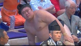 「え？」「どうした」まさかの“仕切り直し”に力士は呆然 行司「はっきよい」も…異例の光景に館内もどよめく