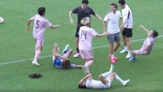 一体、何が？ 冨安健洋、“まさかの乱闘勃発”！？ 相手選手を次々と突き飛ばす… 板倉滉、谷口彰悟も加勢！芸人チームとの一戦にスタジアム大爆笑
