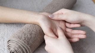 お家で簡単！首肩こりのツボ押し