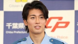 警官姿の中村敬斗に｢カッコいい｣大歓声！爽やかすぎるスマイル敬礼、革靴で神技リフティング、去り際には神対応も！流れる汗まで美しい！