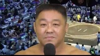 「日焼け跡が独特すぎてスゴイ」大相撲、アクション解説に登場した相撲芸人の“異変”にファン騒然「焼けすぎだろ」「煮卵色」