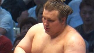安青錦、尊富士を撃破も…“ポッコリ”な左足に「足ヤバそう」「精神力ヤバすぎ」取組後の姿に悲痛な声「この足で真っ向勝負とか」驚嘆の声も